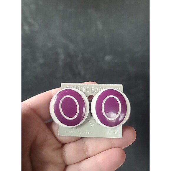 Purple & White Plastic Stud Earrings Costume Jewelry New On Orginal Stock Card - Picture 2 of 12